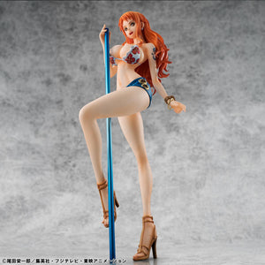 Close-up profile of the Nami Portrait of Pirates reissue figure inside the beach scenery, emphasizing her alluring and adorable charm.