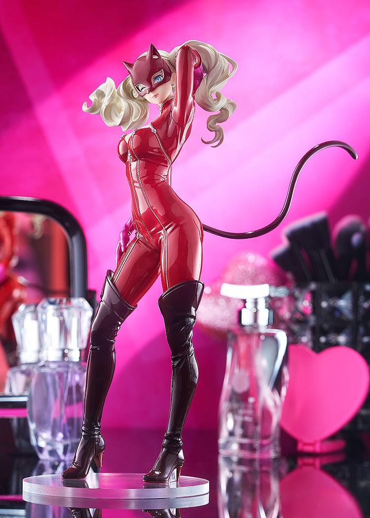 Side-angle view of the Panther figure in a theatrical diorama setting, showcasing the 9-inch scale and "L" line impact.