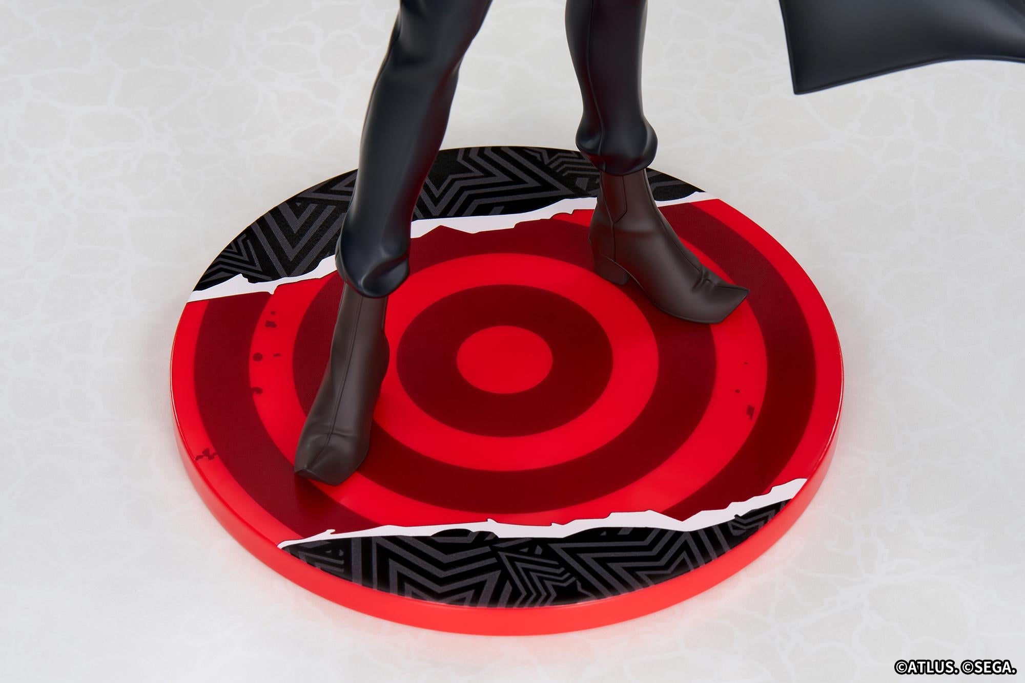 High-angle close-up view of the circular red and black target display base featuring the stylized comic aesthetic of Persona 5 Royal.