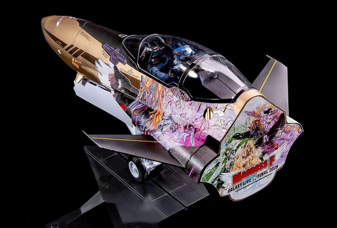 Top-down view of the 1/20 scale YF-29 model kit showing pilot Alto Saotome and elaborate character decals.