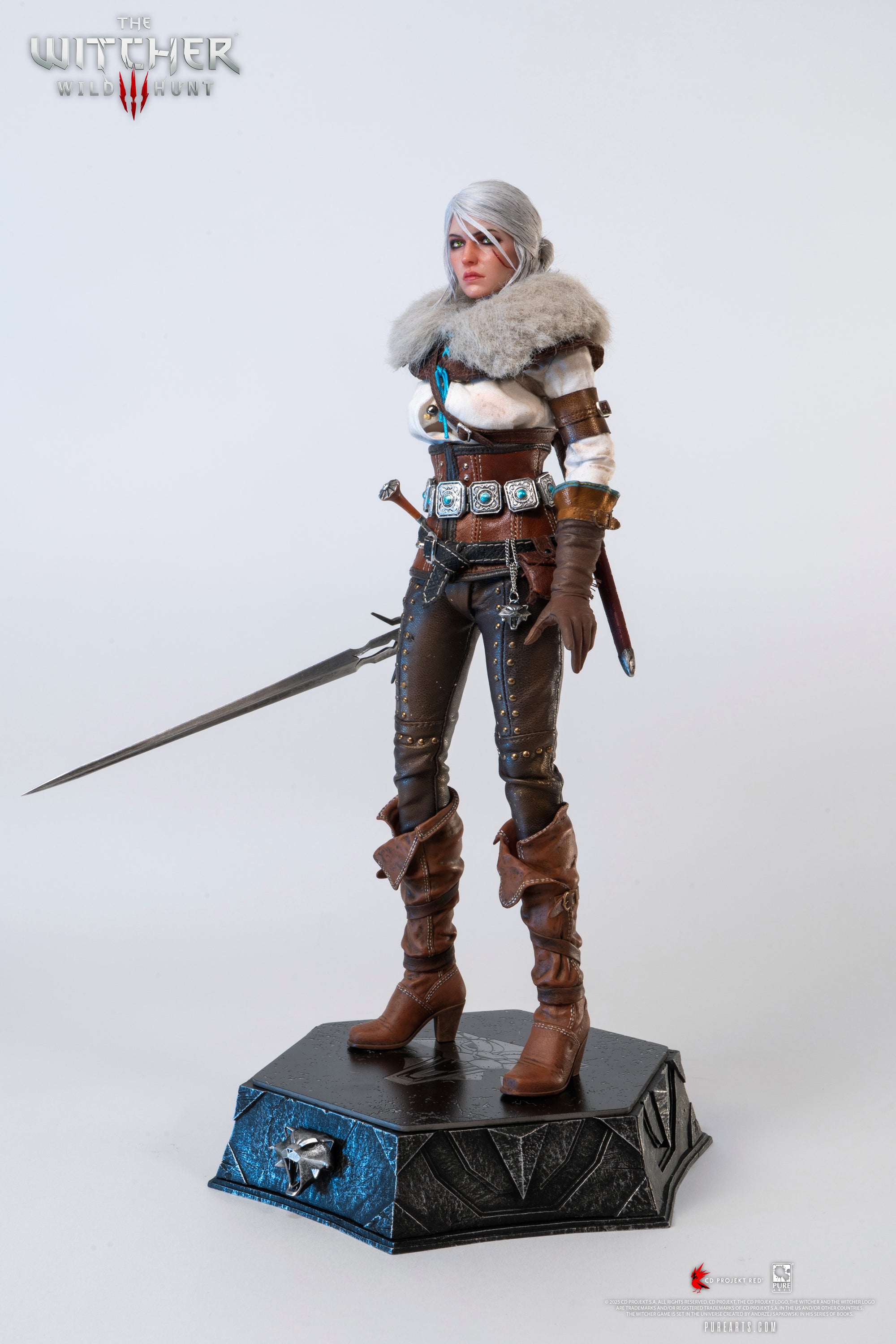 Ciri figure in a fighting stance, wearing the fur mantle and drawing her small dagger accessory.