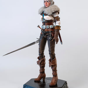 Ciri figure in a fighting stance, wearing the fur mantle and drawing her small dagger accessory.