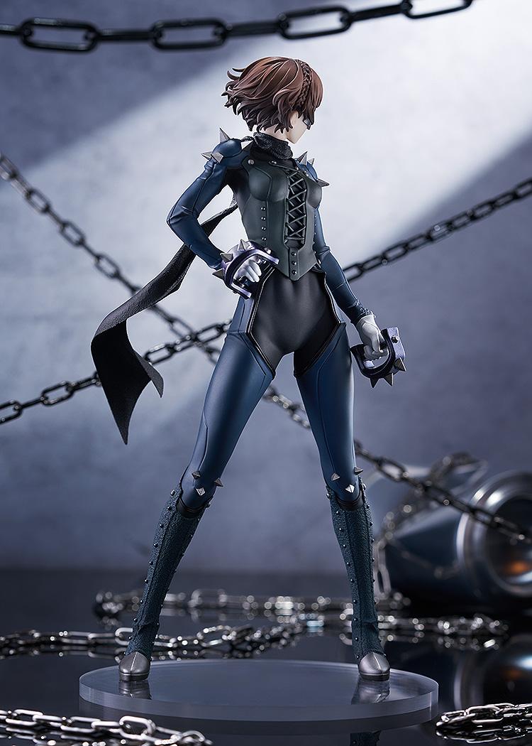Action pose of the Queen statue in a theatrical setting with chains, emphasizing the 8.66-inch scale and high-impact "L" line design.