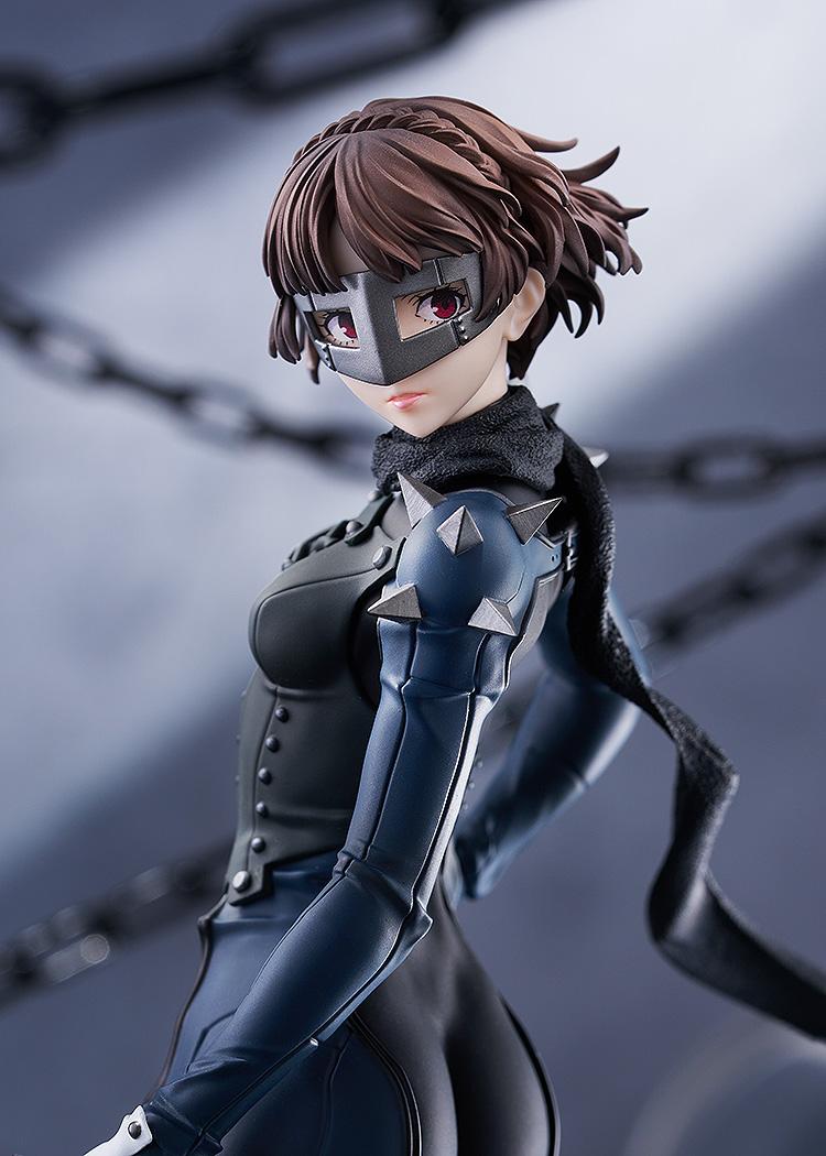 Detailed close-up of the Queen figure in an industrial setting, focusing on the character's intense expression and the high-quality sculpt of her hair.