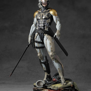 Hero shot of Raiden (Guns of the Patriots Ver.) in his iconic white and gold cyborg suit.