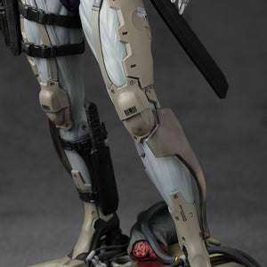 Close-up of Raiden's cybernetic legs and the base featuring the defeated Gekko remains.