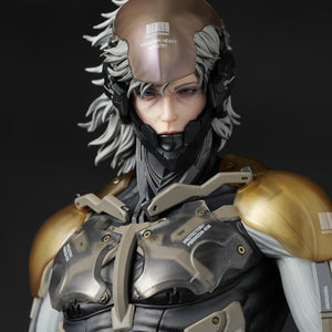 Close-up of Raiden's focused expression and detailed head sculpt with white hair.