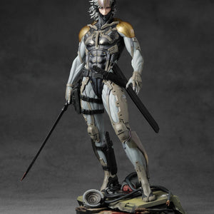 Full front view of Raiden 1/6 scale statue standing on a defeated Gekko base.