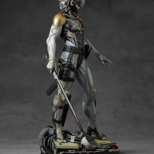 Full body shot of Raiden 1/6 scale statue showcasing the intricate details of the armored suit.