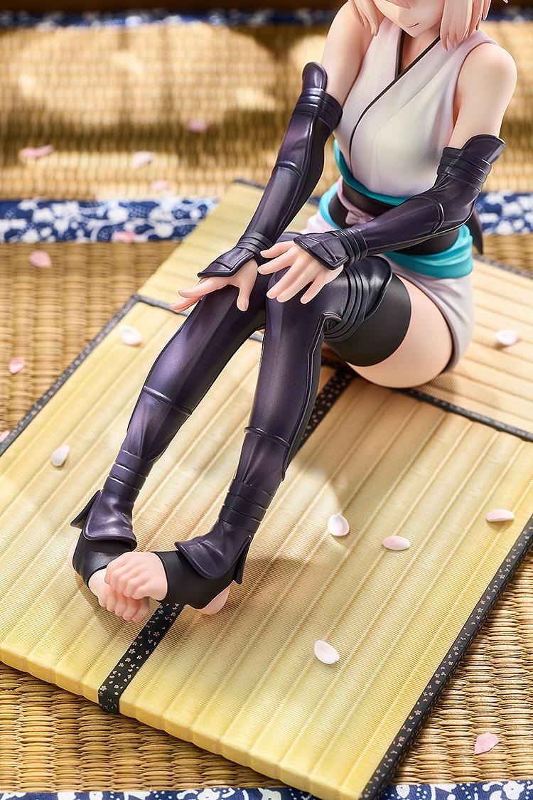 Top-down view of the Saber Okita Souji figure showing the intricate sculpting of the legs and the textured tatami mat base.
