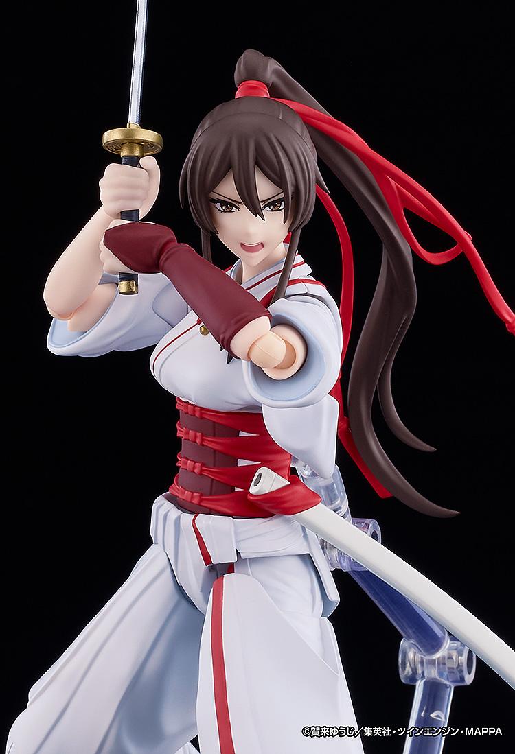 Close-up of Yamada Asaemon Sagiri figma featuring the shouting combat face plate and overhead sword swing.