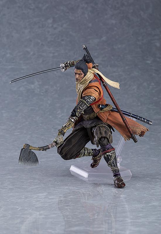 Action pose of the one-armed shinobi Sekiro action figure utilizing the heavy Loaded Axe shinobi prosthetic tool.
