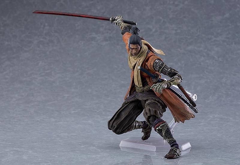 Powerful action pose of the Sekiro action figure drawing the red Mortal Blade with smooth yet posable figma joints.
