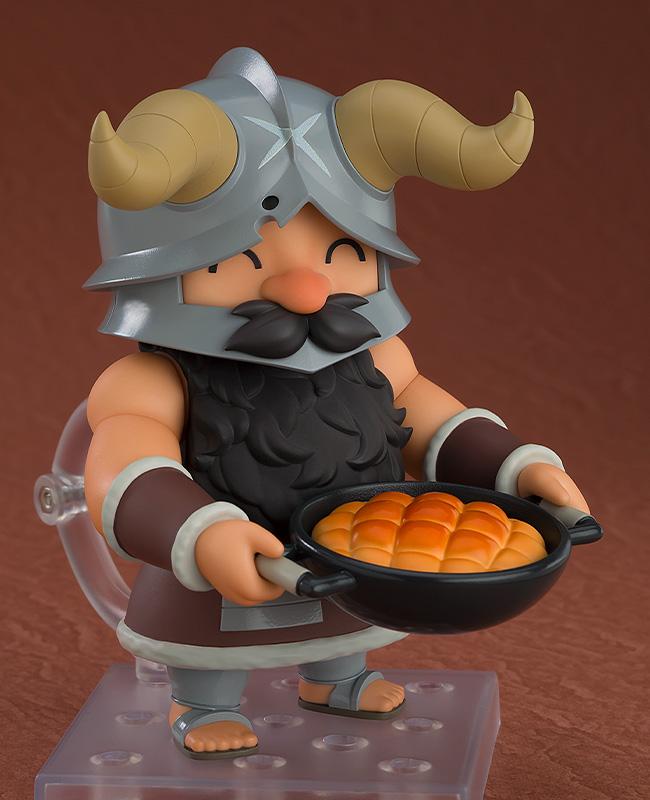 Senshi Nendoroid smiling while holding a cooking pan containing freshly baked plundered bread.