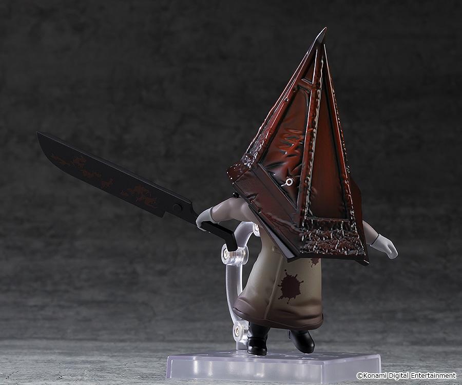 Angled pose of the Red Pyramid Thing Nendoroid figure dragging the Great Knife accessory across a display stand.