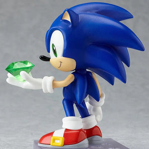 Nendoroid Sonic the Hedgehog figure holding the green Chaos Emerald accessory in his palm.