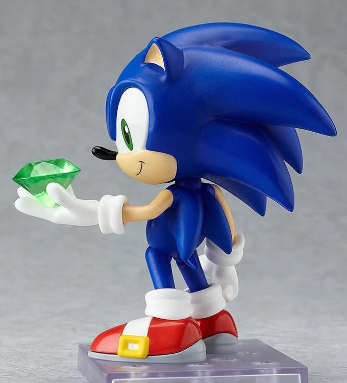 Nendoroid Sonic the Hedgehog figure holding the green Chaos Emerald accessory in his palm.