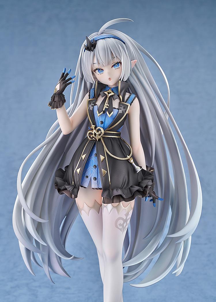 Close-up view of the Stella Sora Tyrant scale figure showing intricate gold chain accents, blue-tipped black gloves, and expressive blue eyes.