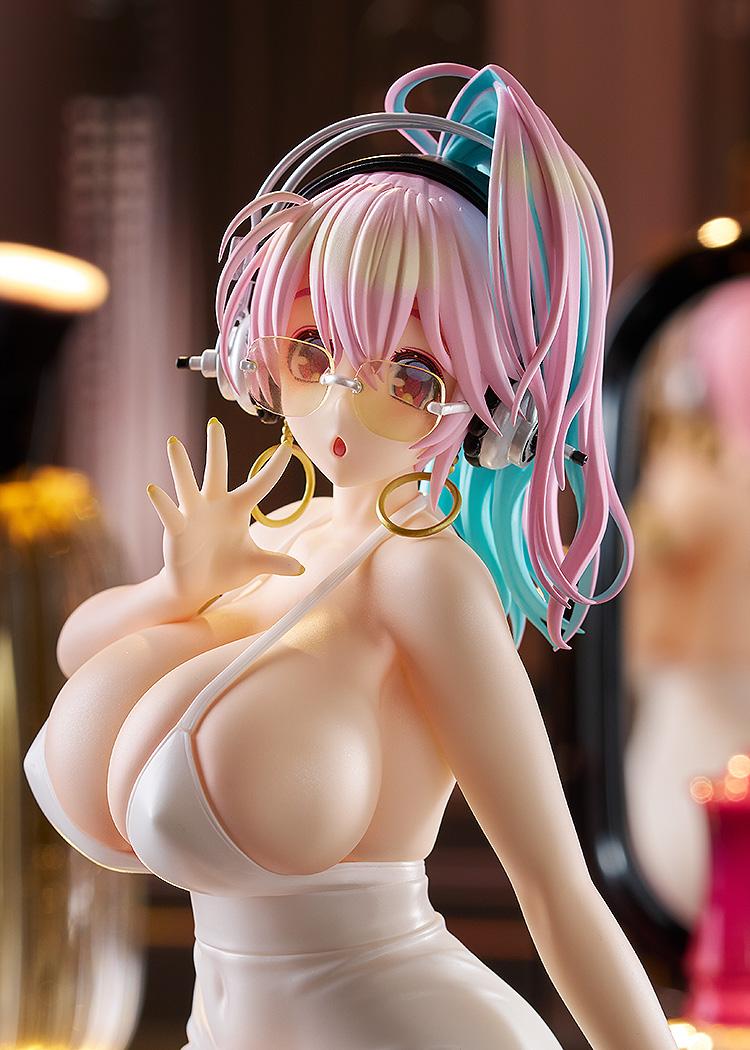 Close-up of the Super Sonico figure featuring her surprised facial expression and iconic headphones.