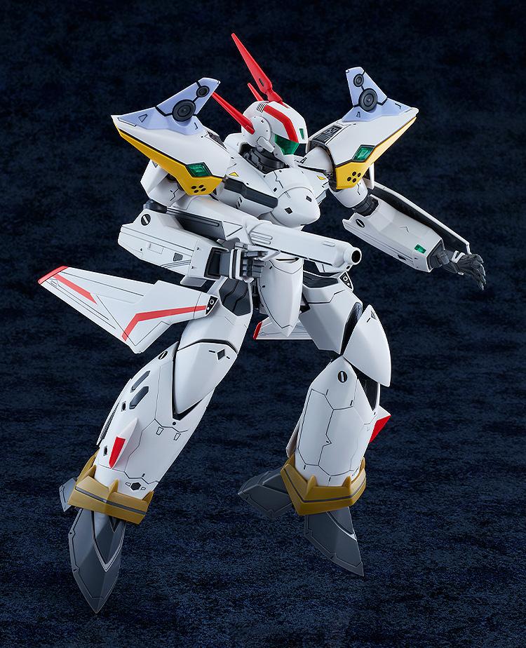 Right three-quarter view of the PLAMAX VF-19P Excalibur mecha model kit holding its signature white gun pod weapon in a combat stance.