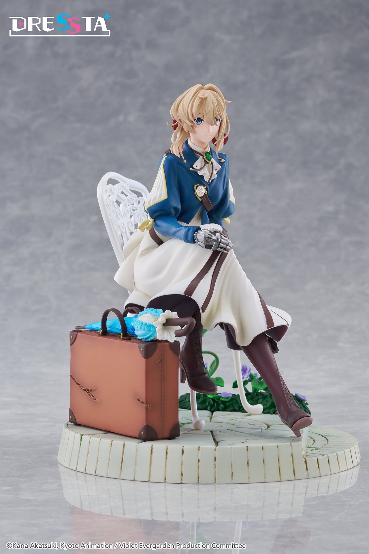 Three-quarter front view of the Taito Violet Evergarden DRESSTA statue figure with suitcase and umbrella accessory