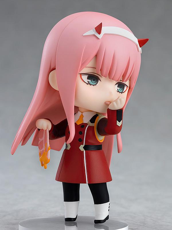 Recreation of the iconic bacon eating scene with the Zero Two Nendoroid holding honey-covered bacon.