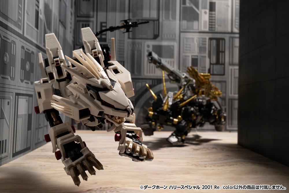 Diorama showcase featuring Dark Horn Harry Special tracking Liger Zero racing through an industrial corridor arena.