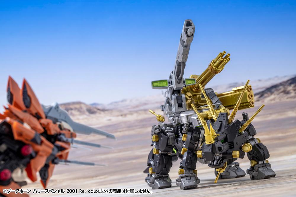 Action diorama display of Zoids Dark Horn Harry Special facing off in a desert environment against Liger Zero Schneider.